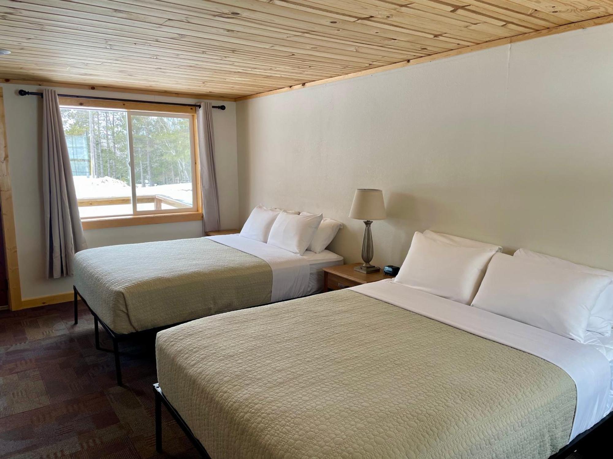 Hanging Horn Lakeside Resort Moose Lake Exterior photo